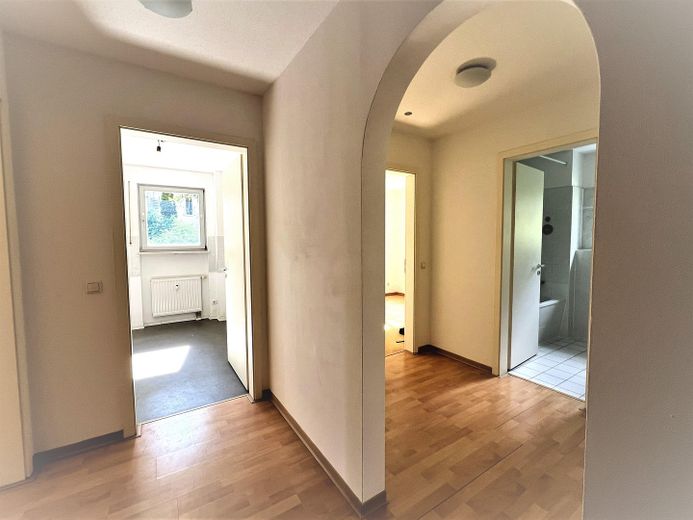 von Diele zu Küche u. 2 Zimmer