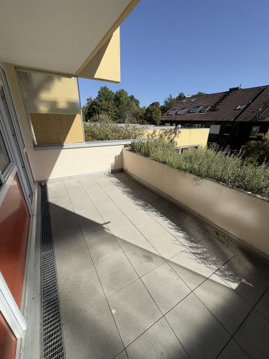 Jasne, nowocześnie umeblowane mieszkanie z balkonem – Foto 9