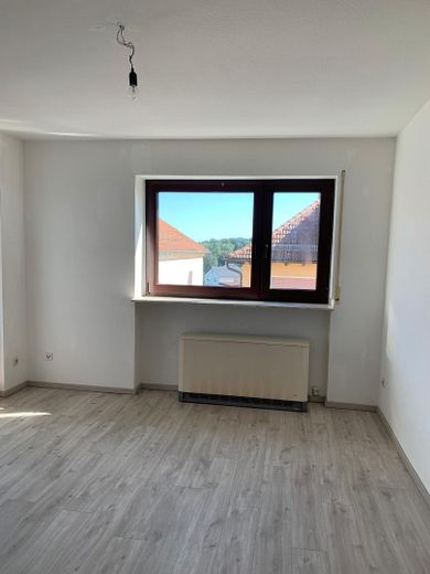 Beautiful 2-room apartment with loggia in Abtsteinach – 64 m² – available from 01.12.2026 – Wohnzimmer 1