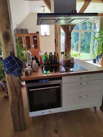 Kernsaniertes Bauerhaus unter Reet auf naturnahem Grundstück in Feldrandlage – Beim Kochen alles im Blick
