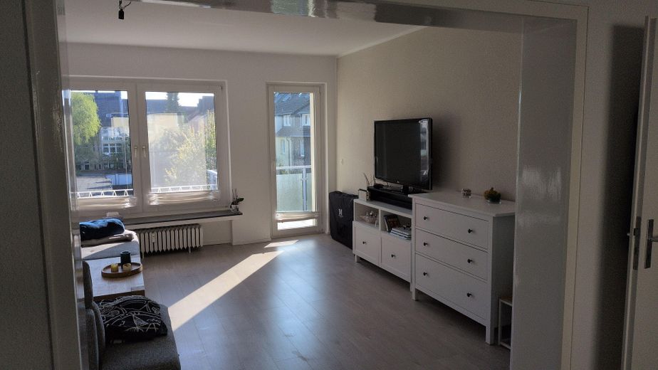 3,5 Raum-Whg. City, 2 Balkone, modernisiert, Bad: Wanne + Dusche + Fenster – Wohnbereich mit Balkon