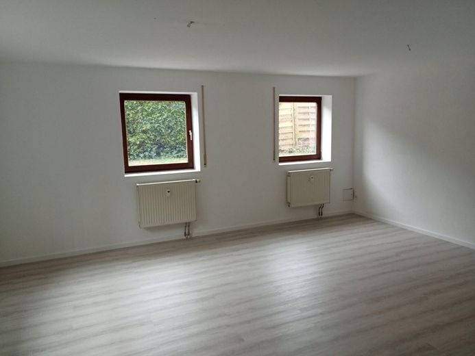 Helle 2-Zimmer-Souterrainwohnung – für Singles & Paare oder als Kapitalanlage – frei ab 01.12.2026 – Wohnzimmer