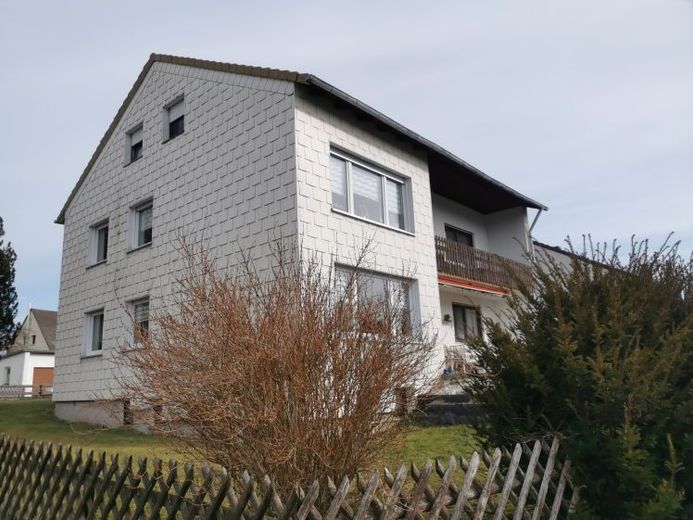 Zadbany dom wielorodzinny w Hof/Jägersruh – 3 lokale mieszkalne – 3 garaże – częściowo wynajmowany – pow. mieszk. ok. 237 m² – pow. działki 825 m² – Zdjęcie 1