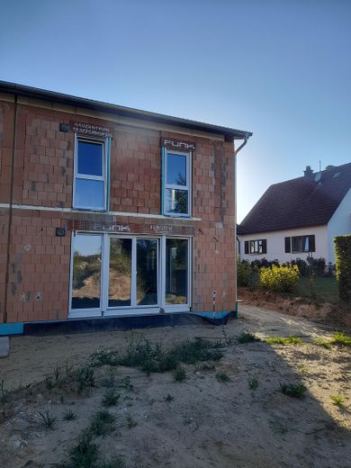Moderne DHH im LK Dachau: Barrierefrei, Wärmepumpe, Garten & Home-Office-Büro – Ansicht vom Garten