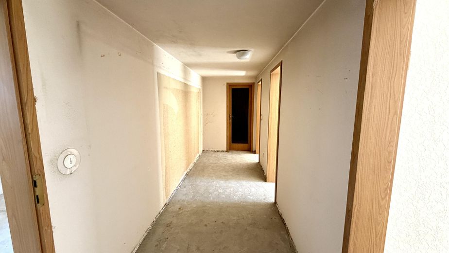 Rohdiamant in Top-Lage: Ebenerdiger Bungalow mit großem Garten – viel Platz für Familien – Flur