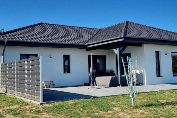 Wymarzony bungalow: bardzo jasny, z ogrzewaniem podłogowym, na przestronnej działce