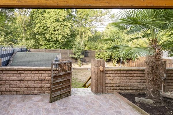 Sofort verfügbar !110qm große Erdgeschosswohnung mit 2x Terrassen, eigenen Garten und PKW Stellplatz