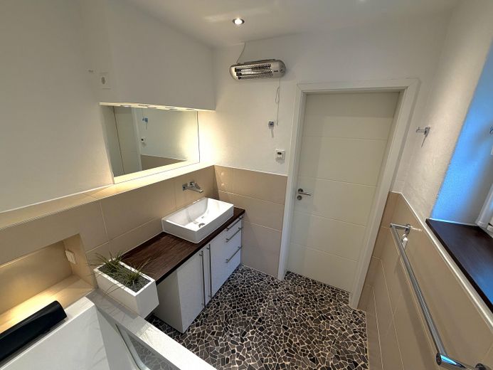 Piso split-level de alta calidad con carácter de casa en una ubicación privilegiada de Junkersdorf – Badezimmer EG