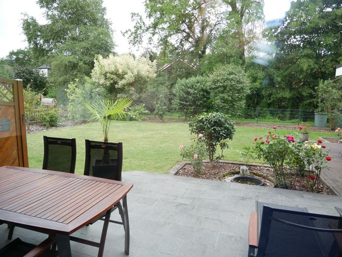 Hochwertig, Modern, in einmaliger grüner Lage – Blick in den Garten