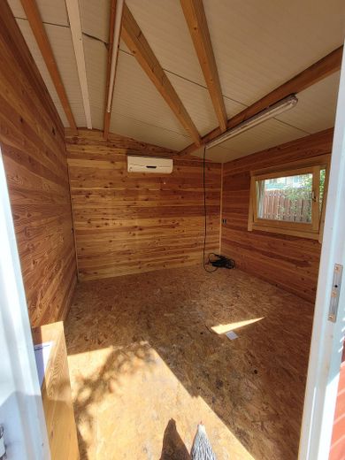 L(i)ebenswertes Haus, Grundstück mit Seele, vereinen zukunftsorientierte Technik mit Natur in Herten – Gartenhütte innen.