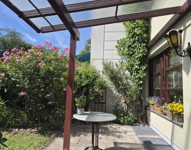 Gepflegtes Reihenmittelhaus in München-Bogenhausen – ruhig, sonnig und S-Bahn-nah – Sonnige Terrasse mit Pergola