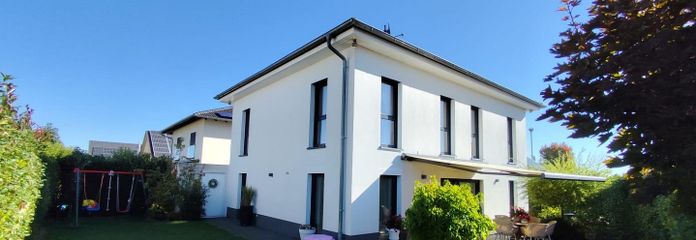 Високоякісна міська вілла в Ніддерау — архітектурний будинок, зведений за монолітною технологією – Außenansicht der Stadtvilla