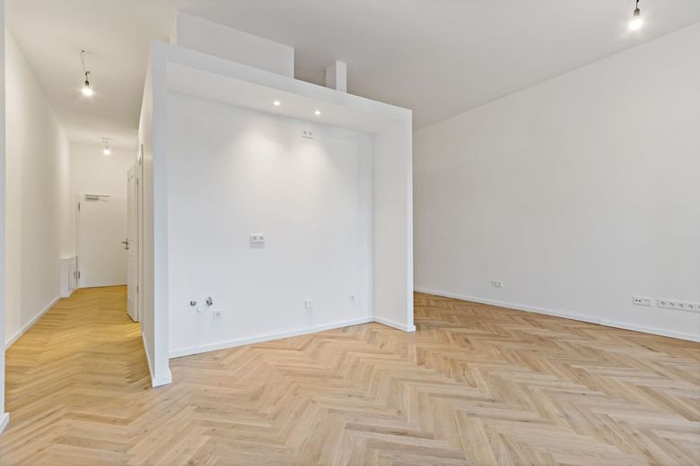 Wohnen mit Charme: Exklusive 1,5-Zimmer-Wohnung im Denkmal - nur wenige Schritte zur Saale! – Wohnzimmer mit offener Küche