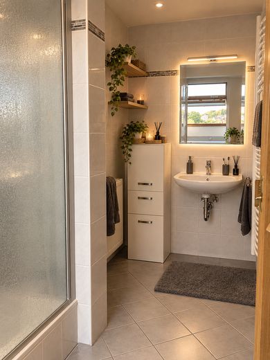 Atractivo ático de 67m² en 58636 Iserlohn- actualmente alquilado – Badezimmer mit Dusche 