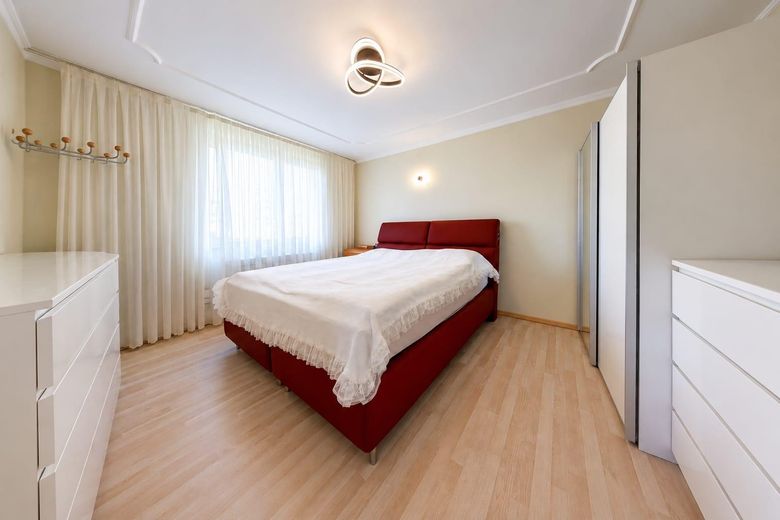 شقة واسعة من 4 غرف مع مصعد و3 مواقف سيارات في مرآب تحت الأرض – Schlafzimmer I