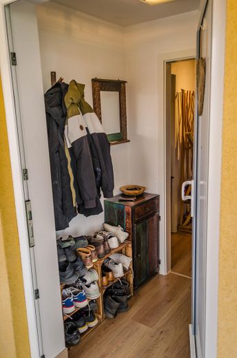 well-located maisonette condominium apartment with underground parking, only 200m to Wiesengrund! – Windfang