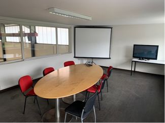 Esnek kullanım olanaklarına sahip çekici ticari depo/hol – Büro