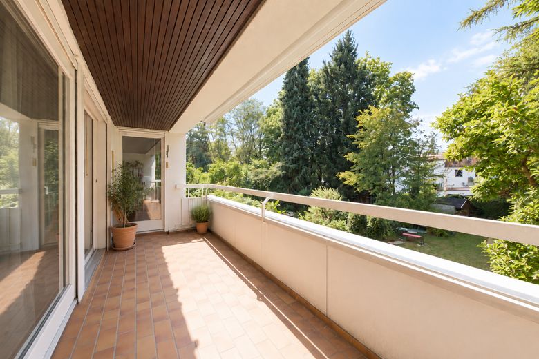 Ruhige 3-Zimmer-Wohnung in Harlaching mit zwei Balkonen und Grünblick – Ein Ort zum Entspannen 