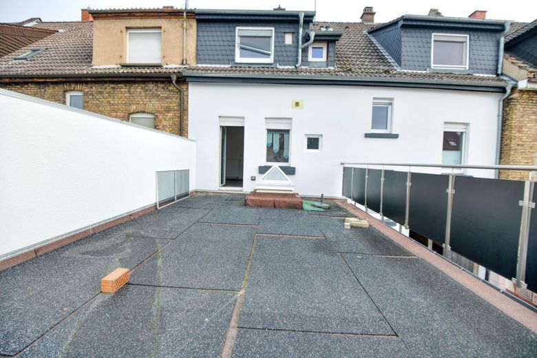 Bezugfsfreie 6 ZKBB mit XL-Panoramaterrasse &amp; Gemeinschaftsgarten | Gepflegtes 2FH mit Garage – Terrasse_Bild2