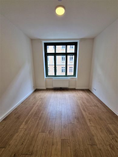 Modernes Wohnen im energetischen Denkmal – 3-Raum-Wohnung im Hochparterre (inkl. Einbauküche) – Zi 1.17 Fenster mit 3 Flügeln