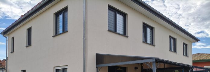 Haus hinten mit Terrasse