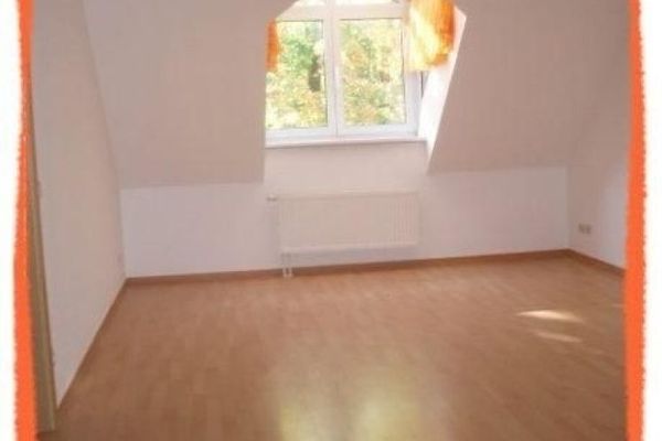 2-Zimmer-Dachwohnung in ruhiger & zentrumsnaher Grünlage von Zwickau zu vermieten!