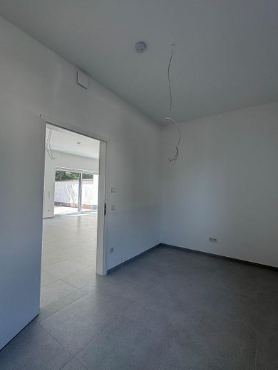 Wohnen mit Loftcharakter mit über 3  Meter Deckenhöhe und eigenem Garten in ruhiger Lage – Kleines Schlafzimmer