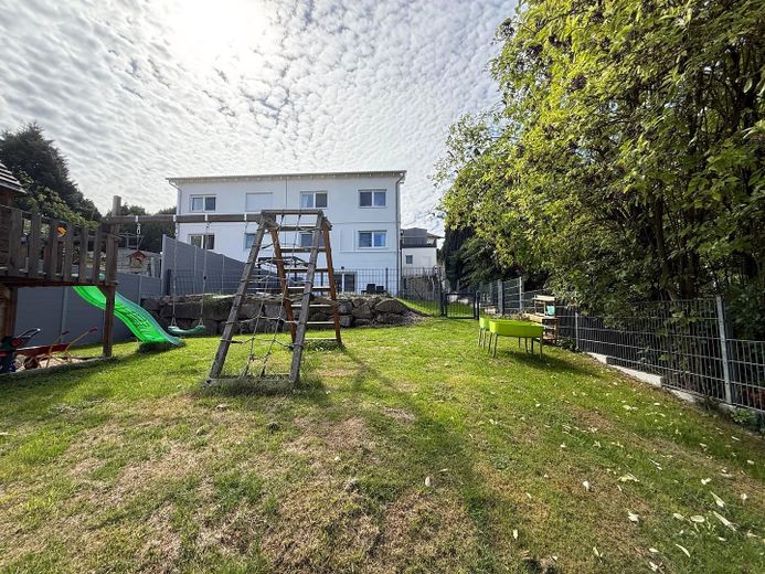 Neuwertige Doppelhaushälfte in schöner Lage – unterer Garten