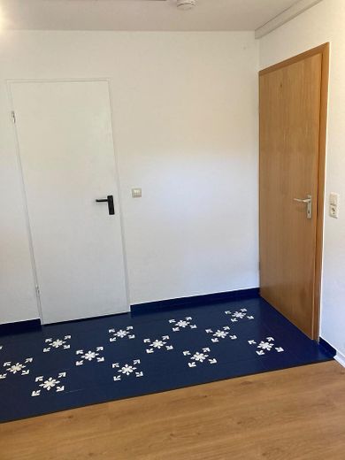Renovierte 3,5-Zimmer Maisonette-Wohnung mit eigenem Garten! – Durchgangszimmer zum Bad
