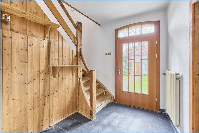 ** Reparaturbedürftiges freistehendes Einfamilienhaus **  in Haus-/Hofbauweise! – Eingangsdiele