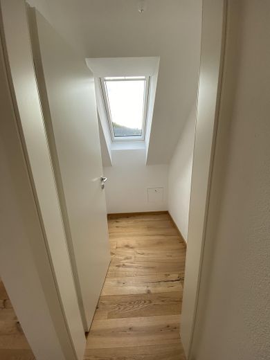 Erstbezug nach hochwertiger Sanierung – schönes Mittelhaus mit Terrasse & Talblick & Carport – Abstellkammer OG