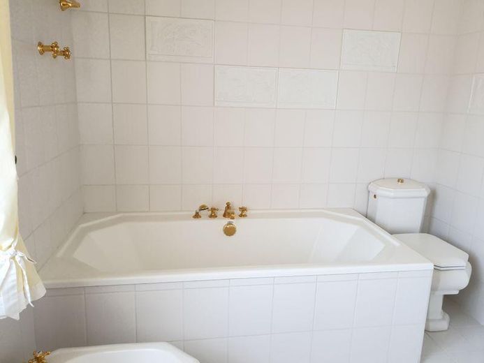 Charmantes Reihenendhaus in Nürnberg-Erlenstegen – Badezimmer mit Badewanne 1.OG