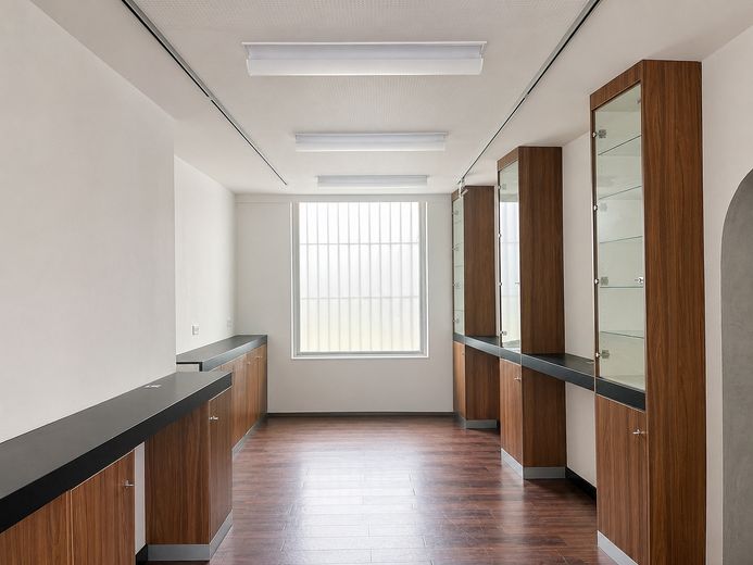 Praxis / Therapie / Massage / Büro – ca. 67 m² Erdgeschoss mit Schaufenster & Parkplatz – Laden linke Seite