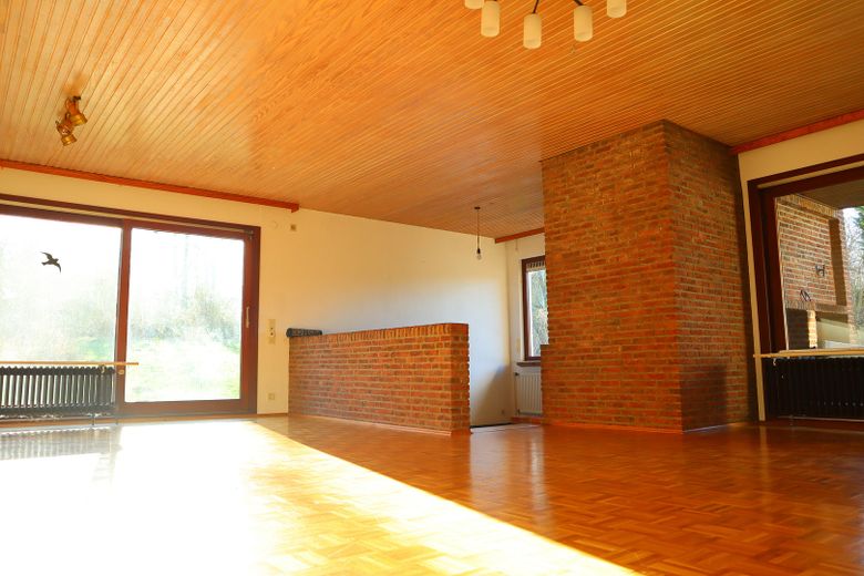 Großzügiges Einfamilienhaus mit Traumgrundstück und Taunusblick – Sonniges Wohnzimmer