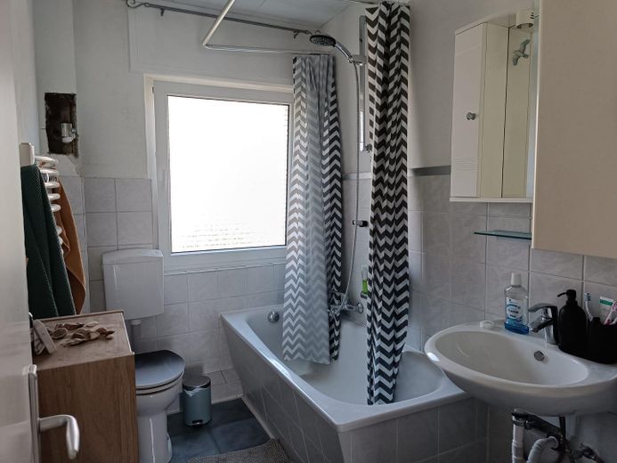 Möbliertes Wohnen: Brühl Innenstadt 3 Zimmer mit Einbauküche, Couch, Bett, Balkon, Garten – Badezimmer