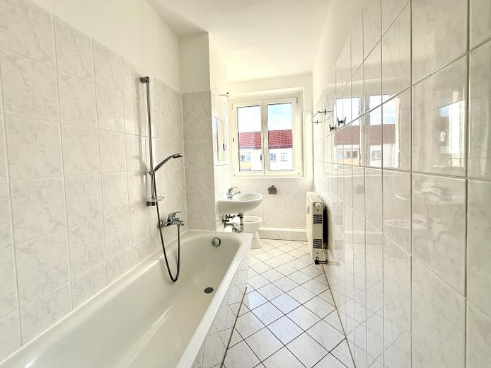 Helle 2-Raum-Wohnung mit Balkon und Blick auf die Elbhänge - 830€ Gesamtmiete inkl. Stellplatz – Bad