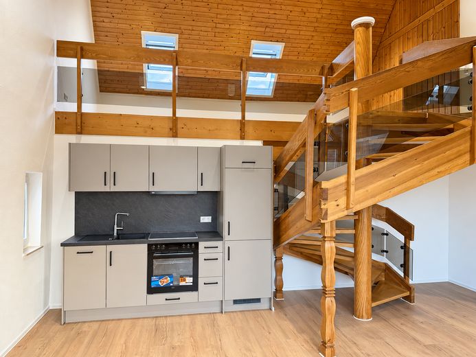 Esclusiva maisonette di 2,5 locali con ascensore, cucina nuova e vista panoramica – in posizione centrale a Weingarten – Küche/Wohnen