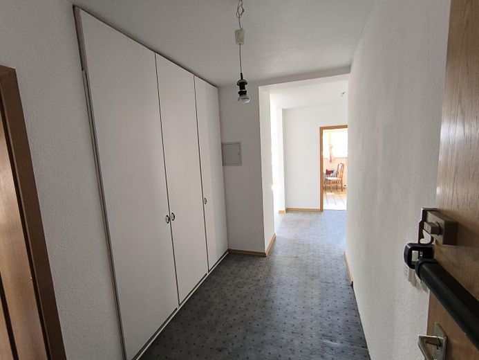 Große Eigentumswohnung mit großer Terrasse zu verkaufen – Flur 2