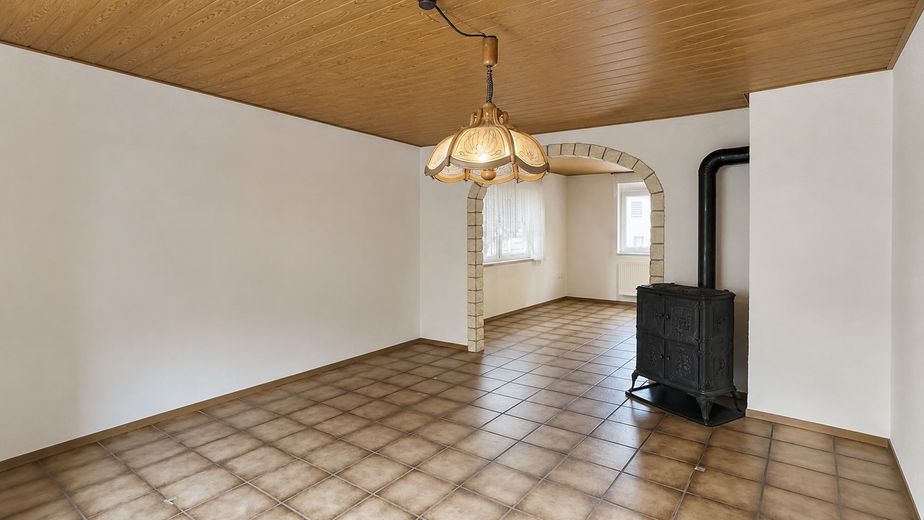 PROVISIONSFREI: Viel Platz für Generationen – Haus mit Einliegerwohnung & Scheune nahe Porsche – Wohn- und Esszimmer mit Kamin
