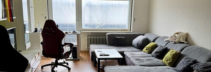 Luminoso apartamento de 3,5 habitaciones con balcón, ascensor y baño nuevo – Wohnzimmer