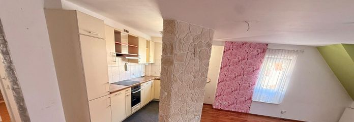Provisionsfrei: Maisonette mit Hausgefühl, Südbalkon und 2 Tageslichtbädern inkl einem TG-Stellplatz – Wohn-/Essbereich mit Küche