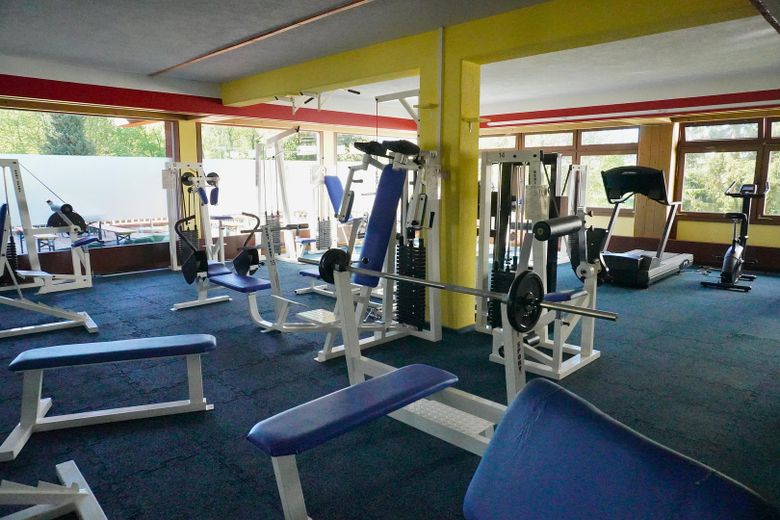 Просторні апартаменти з панорамним видом, басейном і фітнес-залом – Fitnessbereich