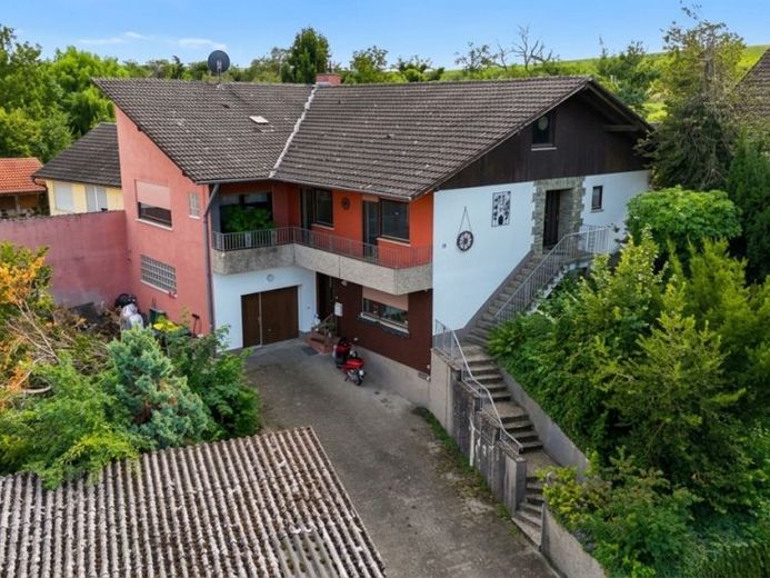 Einfamilienhaus mit Einliegerwohnung in ruhiger Wohnlage – Loggia mit Weitblick, Garten und Garage – Foto 1