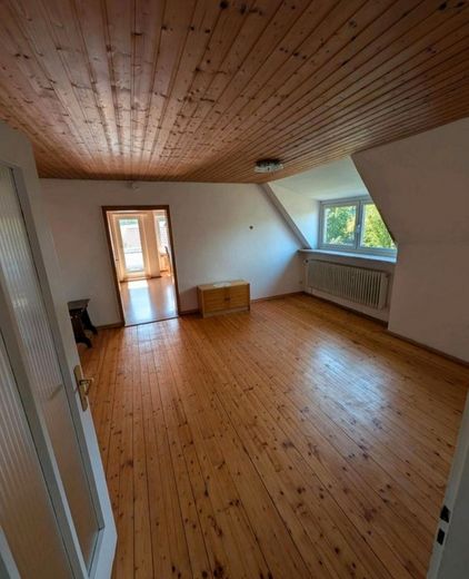 Ruhiges Einfamilienhaus freistehend mit großem Garten und Garagen – Photo 8