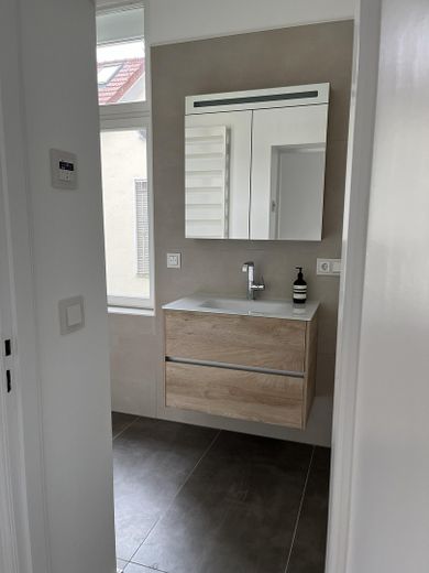 Élégant appartement de 2 pièces dans une villa urbaine classique SANS COMMISSION ! (autres appartements disponibles) – Bad