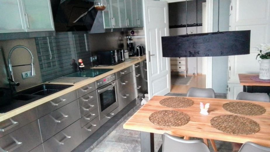 Schöne 2 Zimmer Altbauwohnung voll möbliert – Foto 15