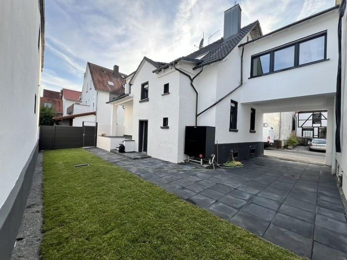 Casa unifamiliar sin comisión con jardín: renovada y lista para entrar a vivir – Garten und Hof / Einfahrt