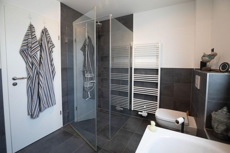 Reihenendhaus KfW 55 mit Wintergarten in Langenfeld – Bad 1. OG ebenerdige Dusche