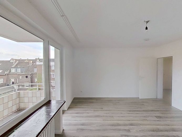 Modern konzipiertes 3-Zi.-Apartment mit BALKON und Wannenbad in Duisburg-Marxloh – Ansicht II: Wohn- und Esszimm…