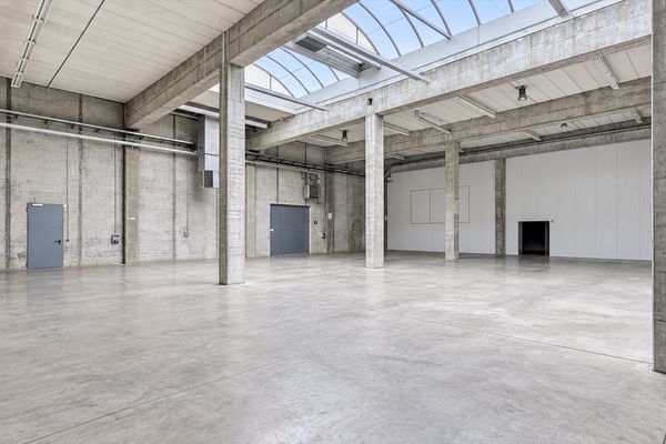 गोदाम, उत्पादन, कार्यालय/सामाजिक कक्ष 750m² + 206m², खुला क्षेत्र >5000m² (विकल्प + CNC मशीनिंग लगभग 400m²)